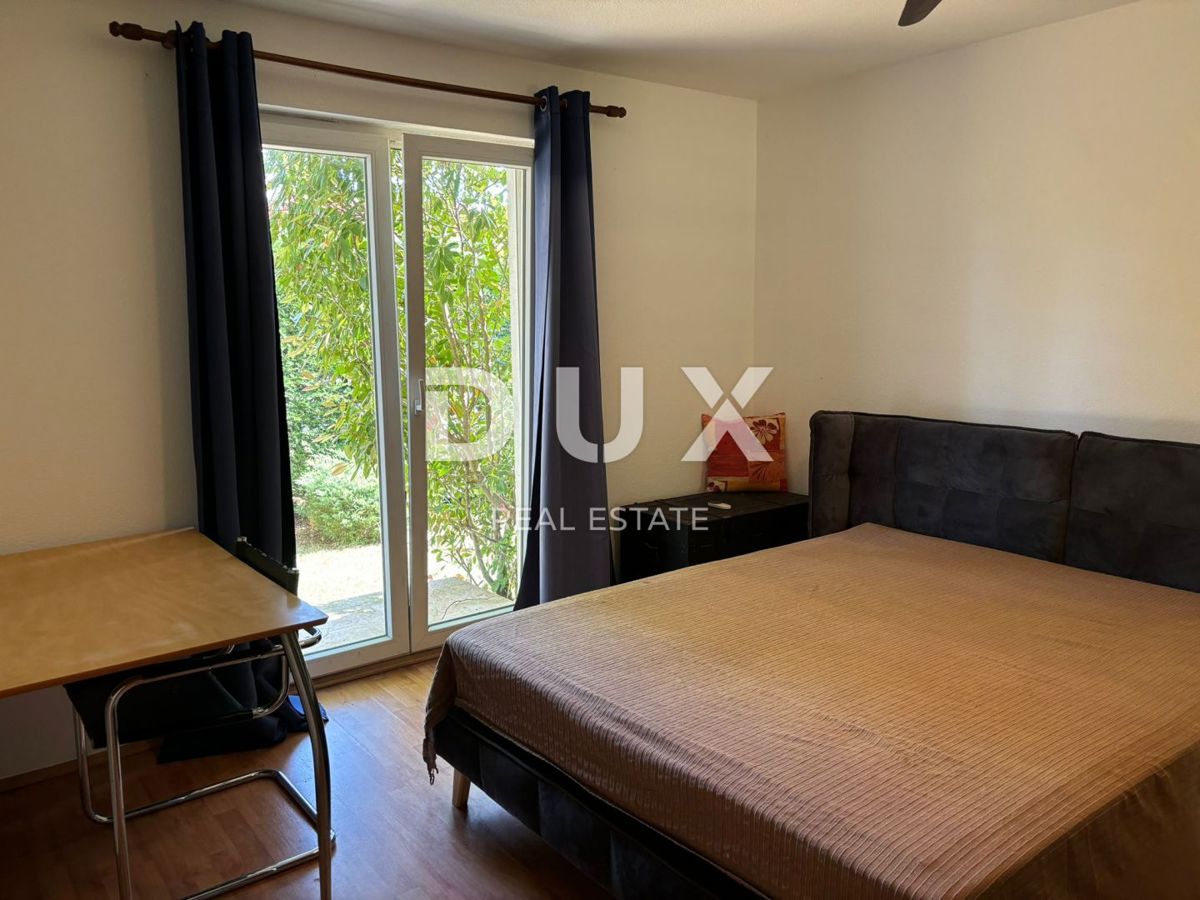 ISTRA, VALTURA (LIŽNJAN) - Hiša z dvema apartmajema in pogledom na morje v zeleni oazi!
