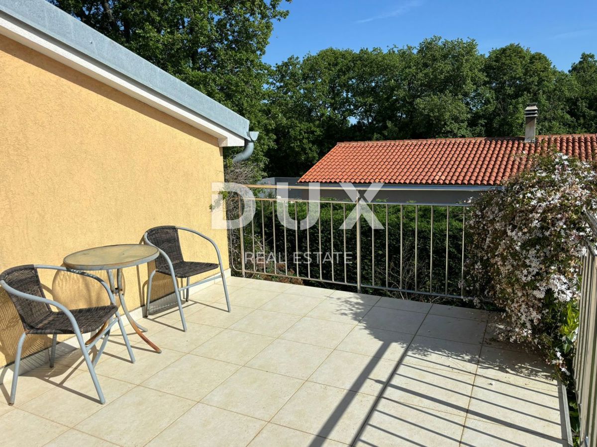 ISTRA, VALTURA (LIŽNJAN) - Hiša z dvema apartmajema in pogledom na morje v zeleni oazi!