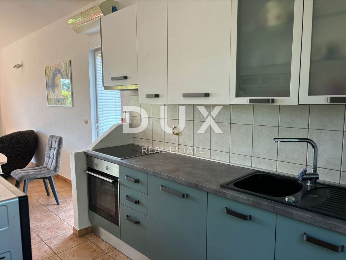 ISTRA, VALTURA (LIŽNJAN) - Hiša z dvema apartmajema in pogledom na morje v zeleni oazi!