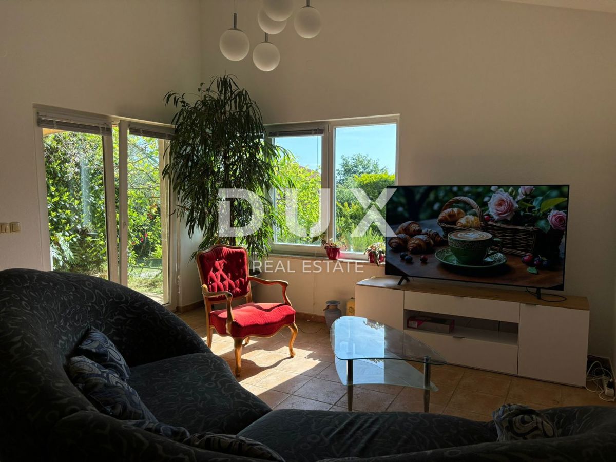 ISTRA, VALTURA (LIŽNJAN) - Hiša z dvema apartmajema in pogledom na morje v zeleni oazi!
