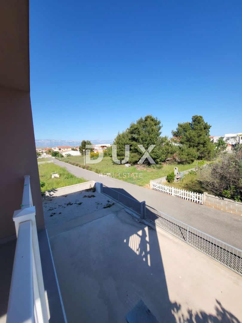 ZADAR, VIR - PROSTORNO APARTMA S TERASO, 500 M OD PLAŽE! 