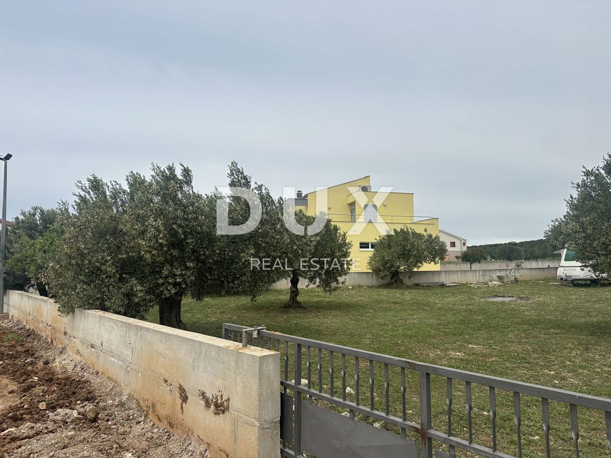 ZADAR, TURANJ - Urejeno gradbeno zemljišče, obdano z zidom!