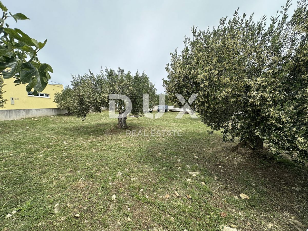 ZADAR, TURANJ - Urejeno gradbeno zemljišče, obdano z zidom!