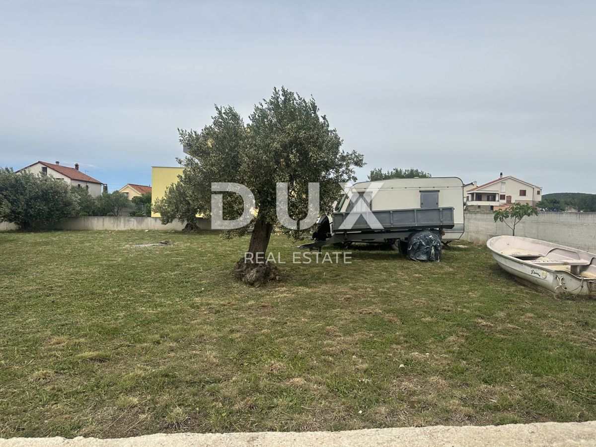 ZADAR, TURANJ - Urejeno gradbeno zemljišče, obdano z zidom!