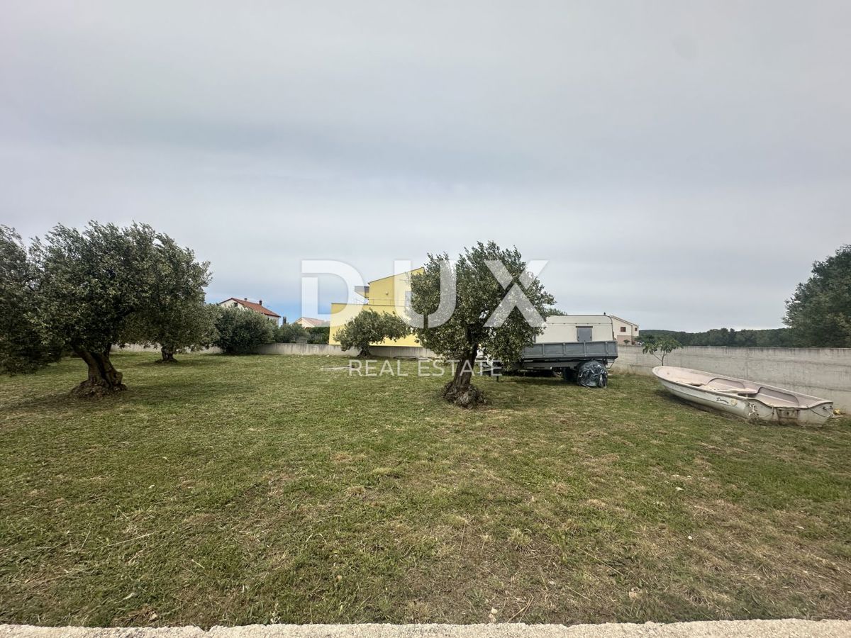 ZADAR, TURANJ - Urejeno gradbeno zemljišče, obdano z zidom!