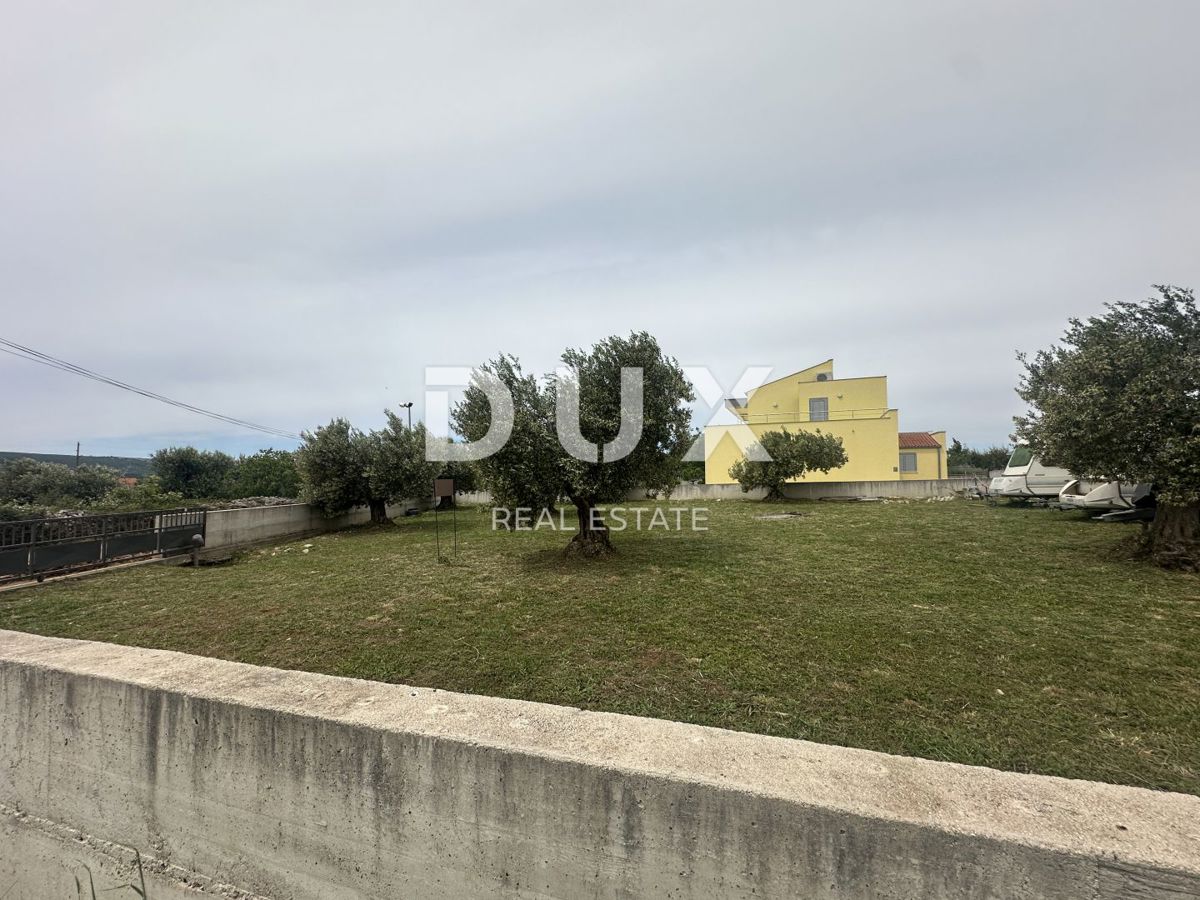 ZADAR, TURANJ - Urejeno gradbeno zemljišče, obdano z zidom!