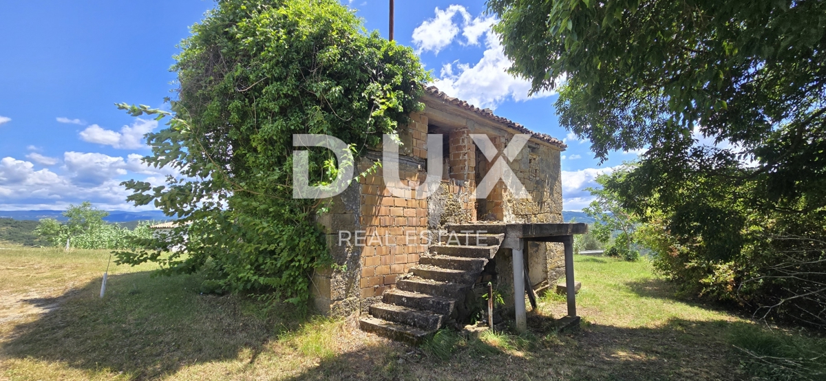 ISTRA, MOTOVUN - Čudovita investicijska priložnost v osrčju Istre, zemljišče s kamnito stavbo