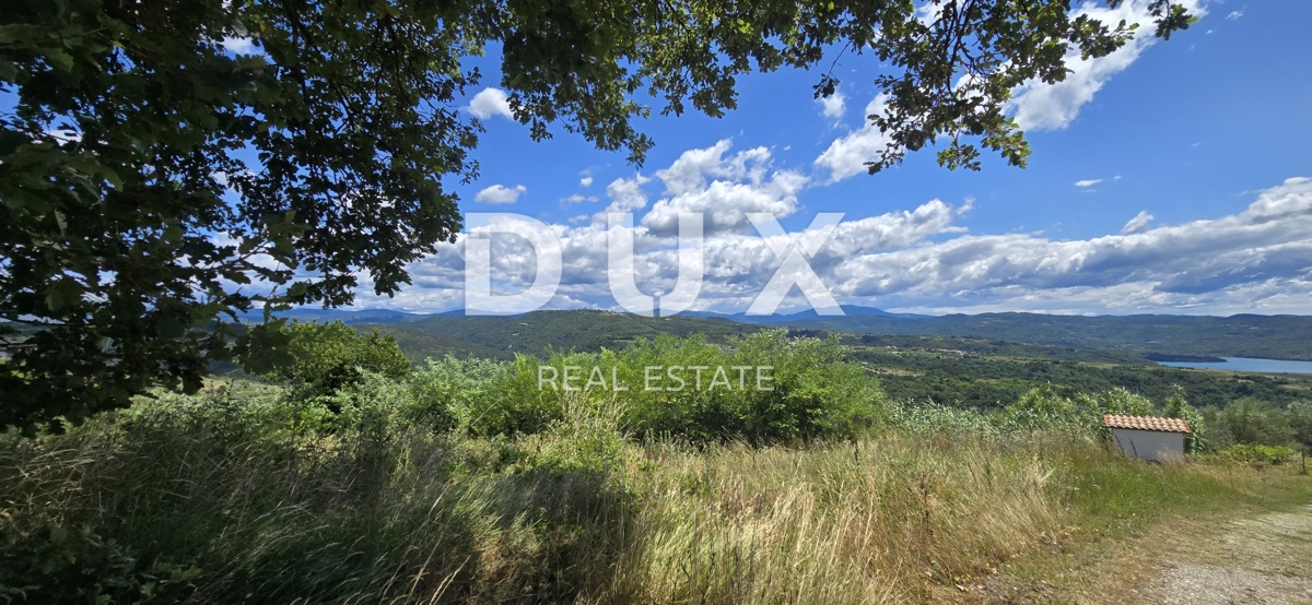 ISTRA, MOTOVUN - Čudovita investicijska priložnost v osrčju Istre, zemljišče s kamnito stavbo