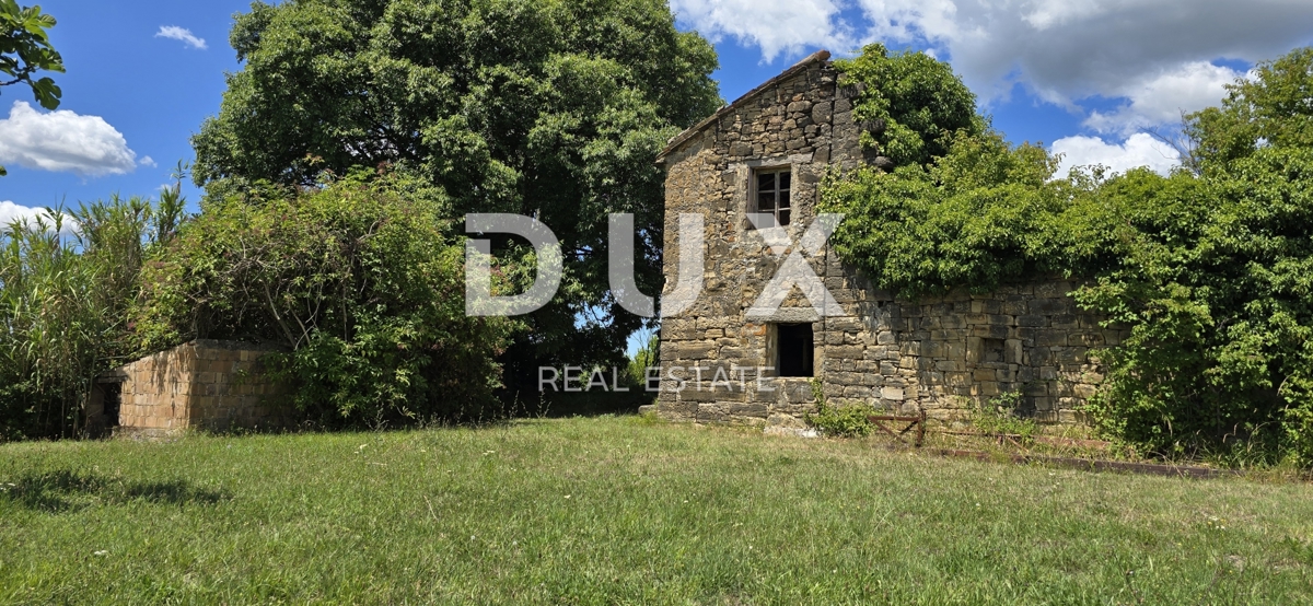 ISTRA, MOTOVUN - Čudovita investicijska priložnost v osrčju Istre, zemljišče s kamnito stavbo
