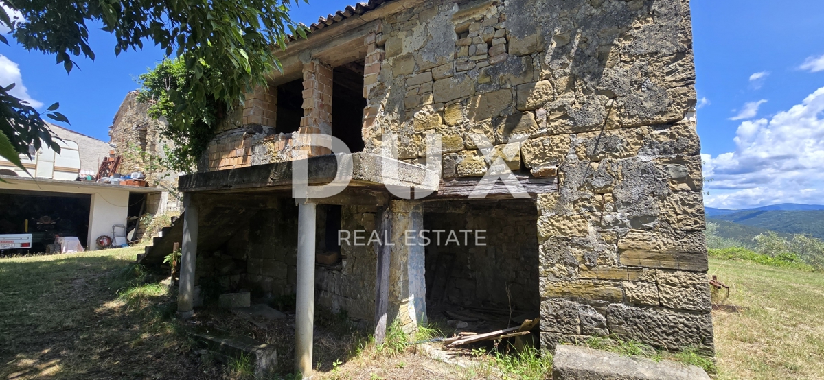 ISTRA, MOTOVUN - Čudovita investicijska priložnost v osrčju Istre, zemljišče s kamnito stavbo