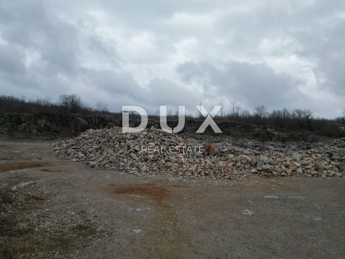 MATULJI, PERMANI - Zazidljivo zemljišče 12000m2 v delovni coni za skladišča/hale, CONA M