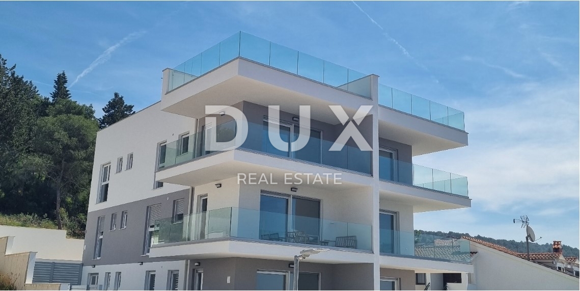 TROGIR, ČIOVO - penthouse v bližini plaže
