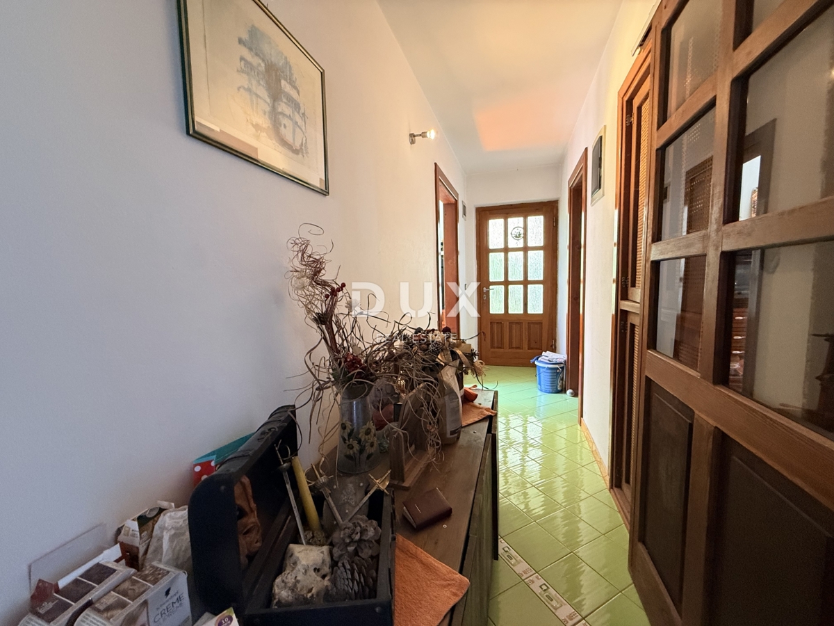 ISTRA, POMER - samostojna hiša 250m2 z garažo in vrtom, 150m od morja