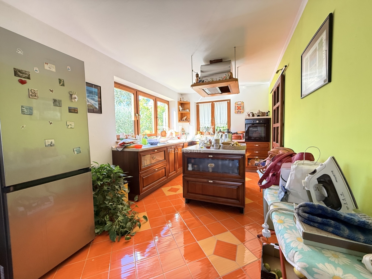 ISTRA, POMER - samostojna hiša 250m2 z garažo in vrtom, 150m od morja