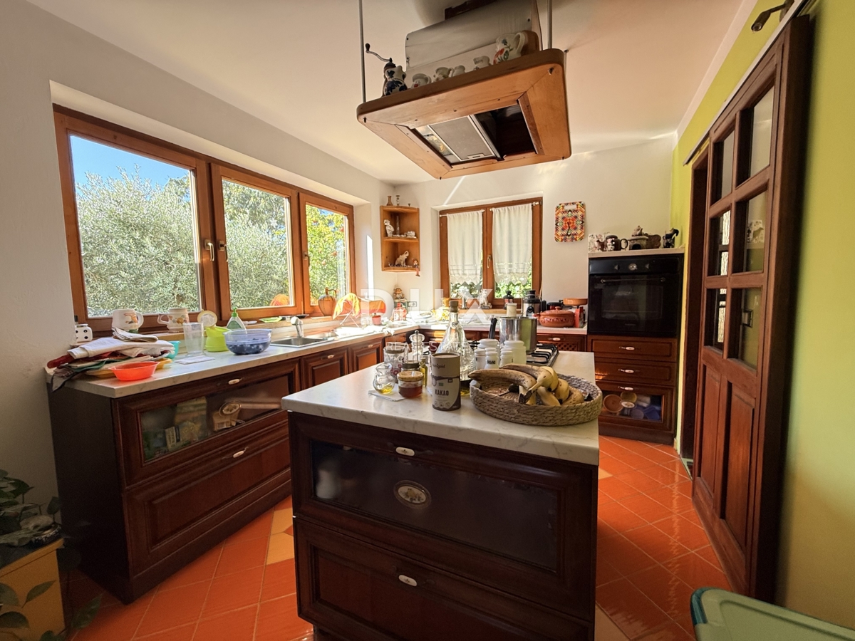 ISTRA, POMER - samostojna hiša 250m2 z garažo in vrtom, 150m od morja