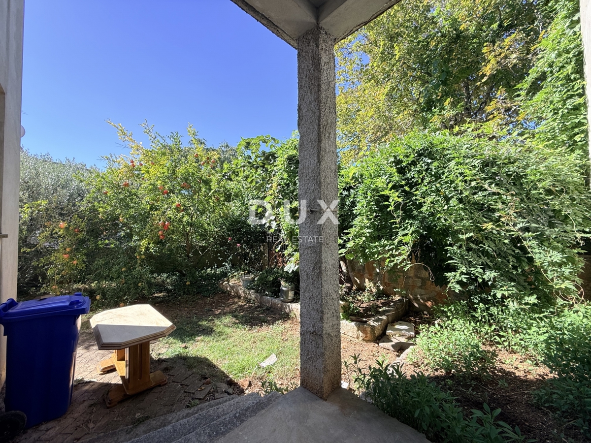 ISTRA, POMER - samostojna hiša 250m2 z garažo in vrtom, 150m od morja