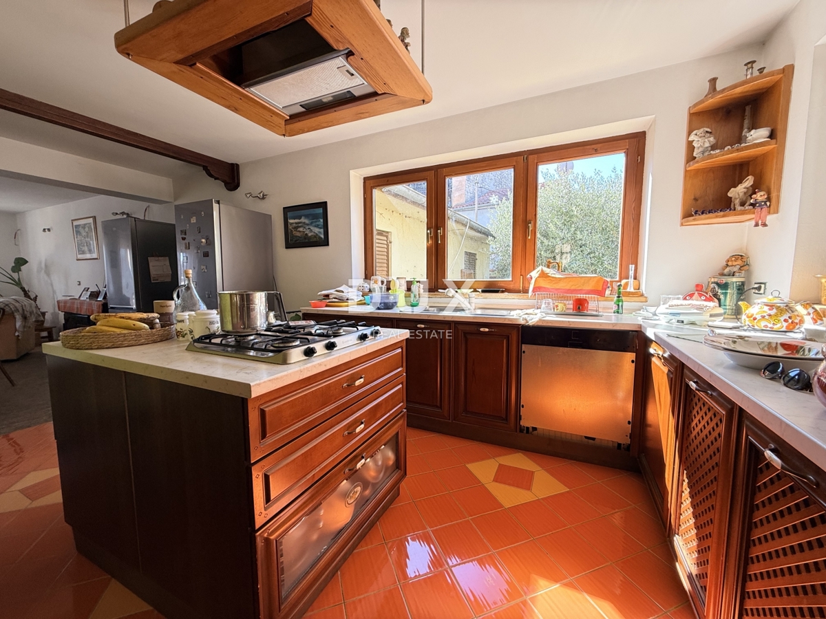 ISTRA, POMER - samostojna hiša 250m2 z garažo in vrtom, 150m od morja