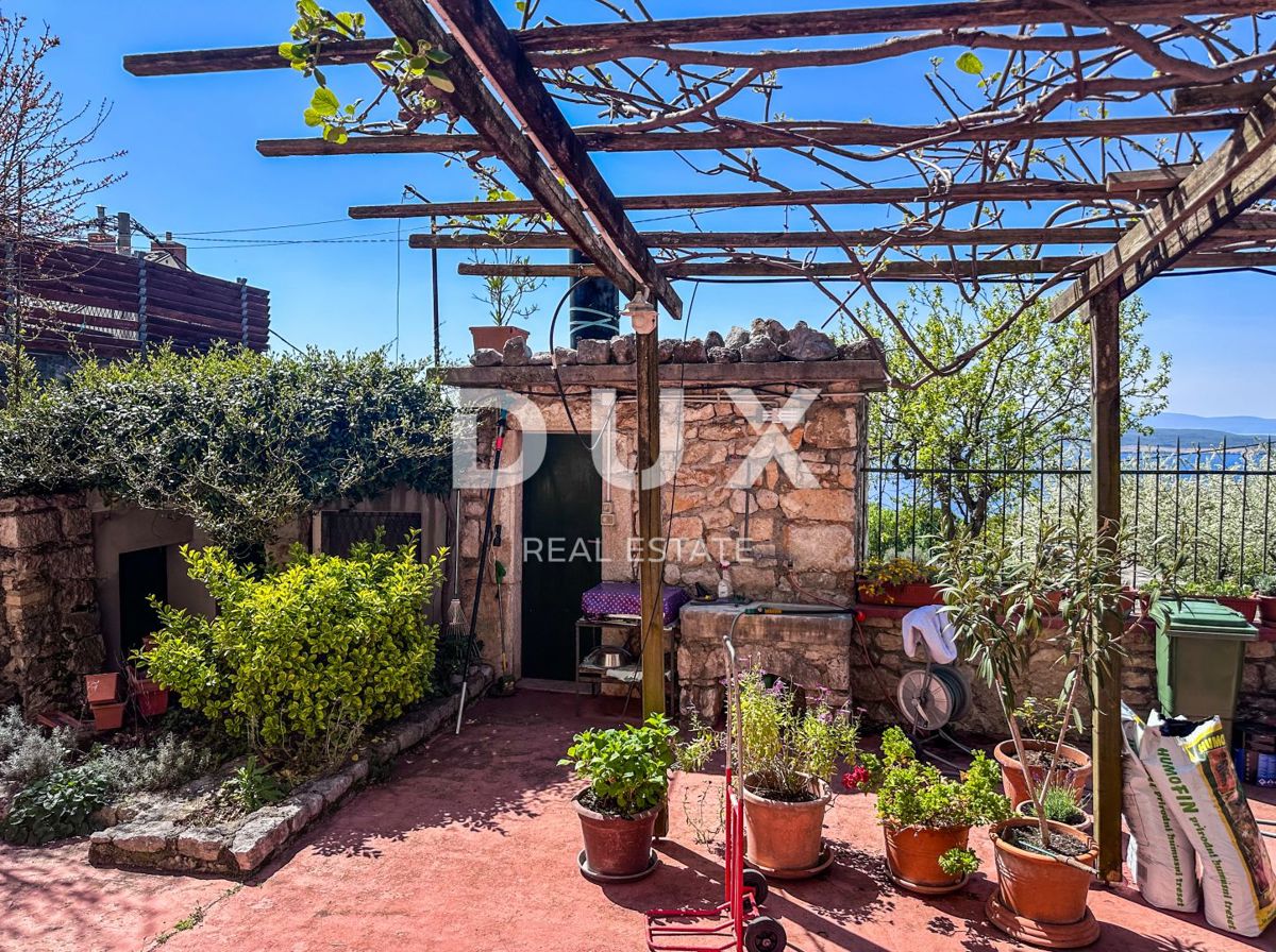 CRIKVENICA - Prostorna hiša s čudovitim pogledom na morje, 500 m od plaže