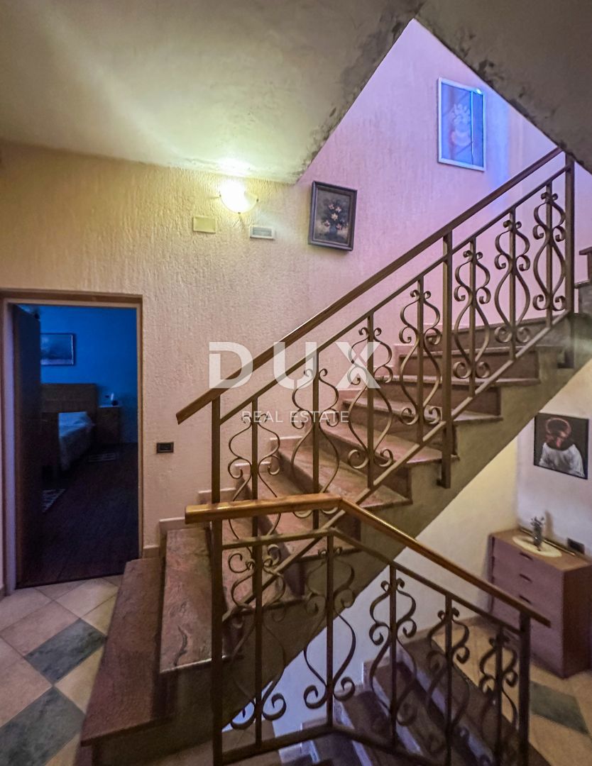 CRIKVENICA - Prostorna hiša s čudovitim pogledom na morje, 500 m od plaže