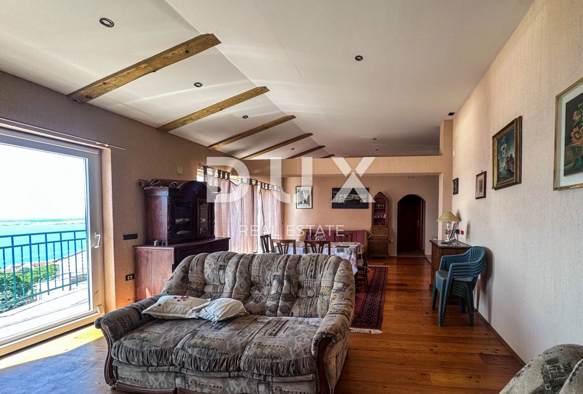 CRIKVENICA - Prostorna hiša s čudovitim pogledom na morje, 500 m od plaže