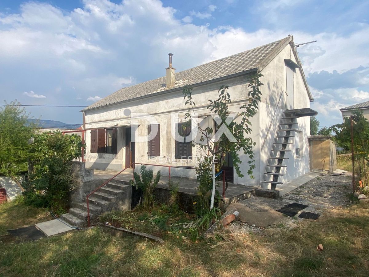 RIJEKA, ČAVLE - samostojna hiša + 4.000 m2 zazidljivega zemljišča na vrtu! PRILOŽNOST!