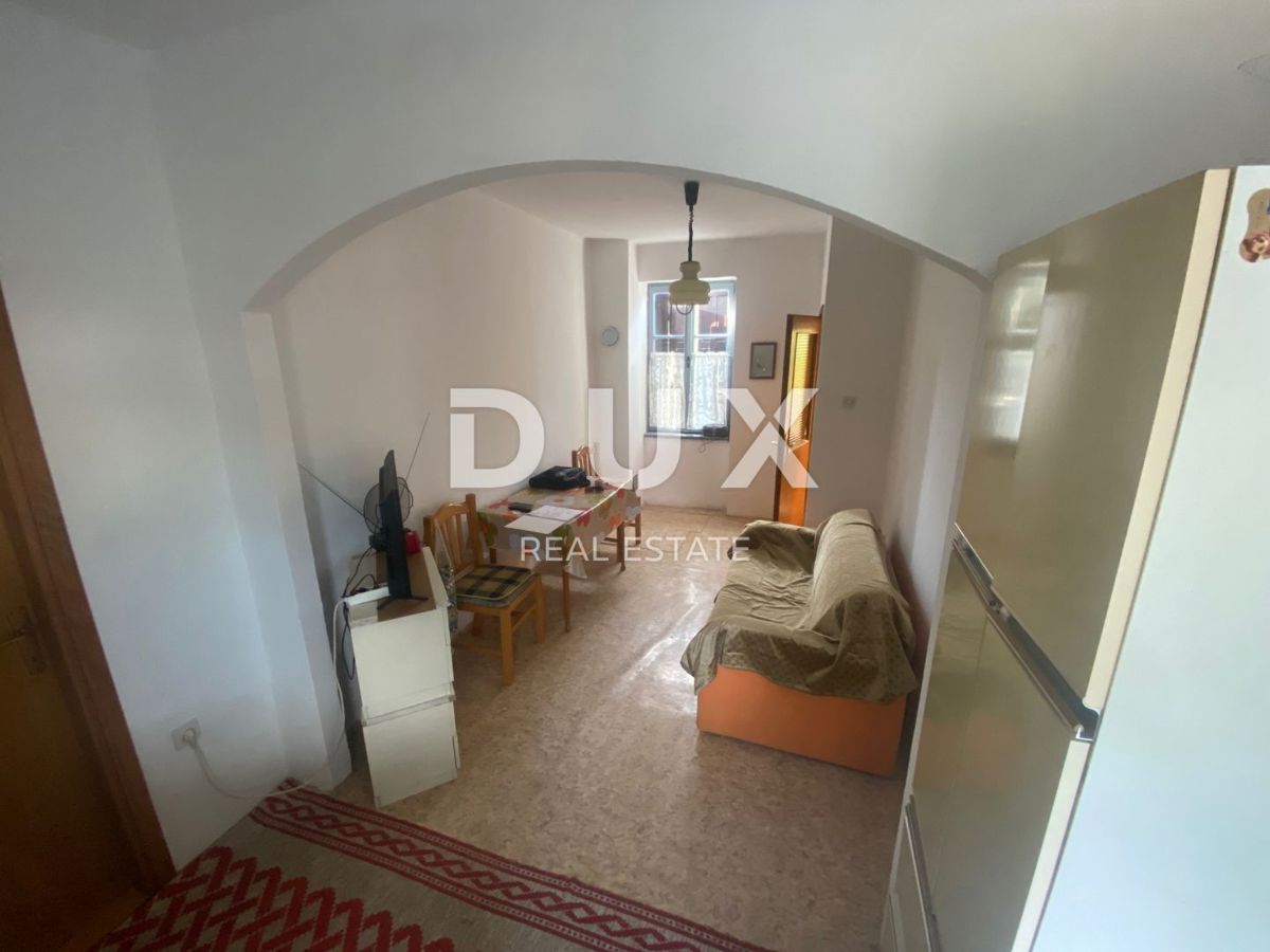 RIJEKA, ČAVLE - samostojna hiša + 4.000 m2 zazidljivega zemljišča na vrtu! PRILOŽNOST!