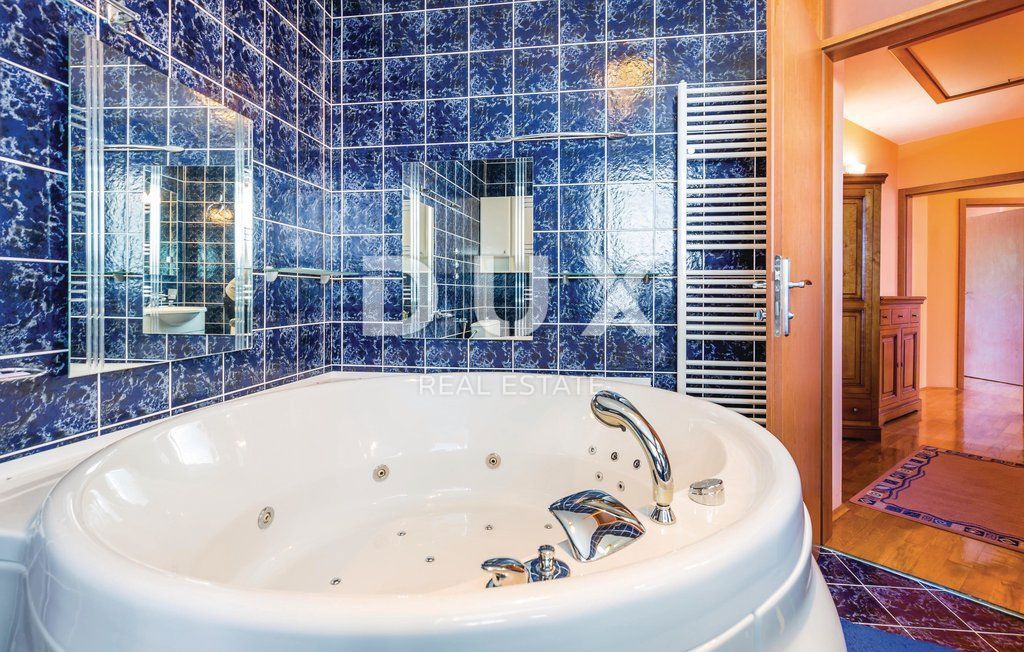 OPATIJA, CENTER - Redkost na trgu! - luksuzna vila z bazenom