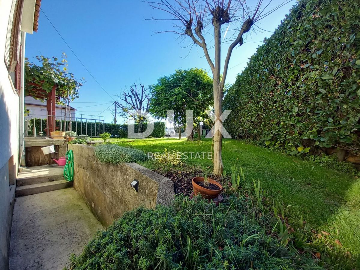 OPATIJA, MATULJI - družinska hiša s čudovitim vrtom nad centrom Opatije, pogled na morje, odlična lokacija