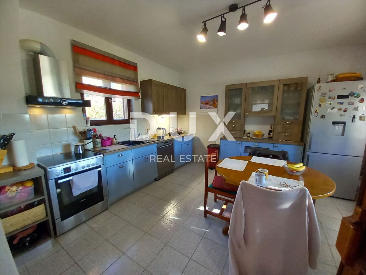 OPATIJA, MATULJI - družinska hiša s čudovitim vrtom nad centrom Opatije, pogled na morje, odlična lokacija