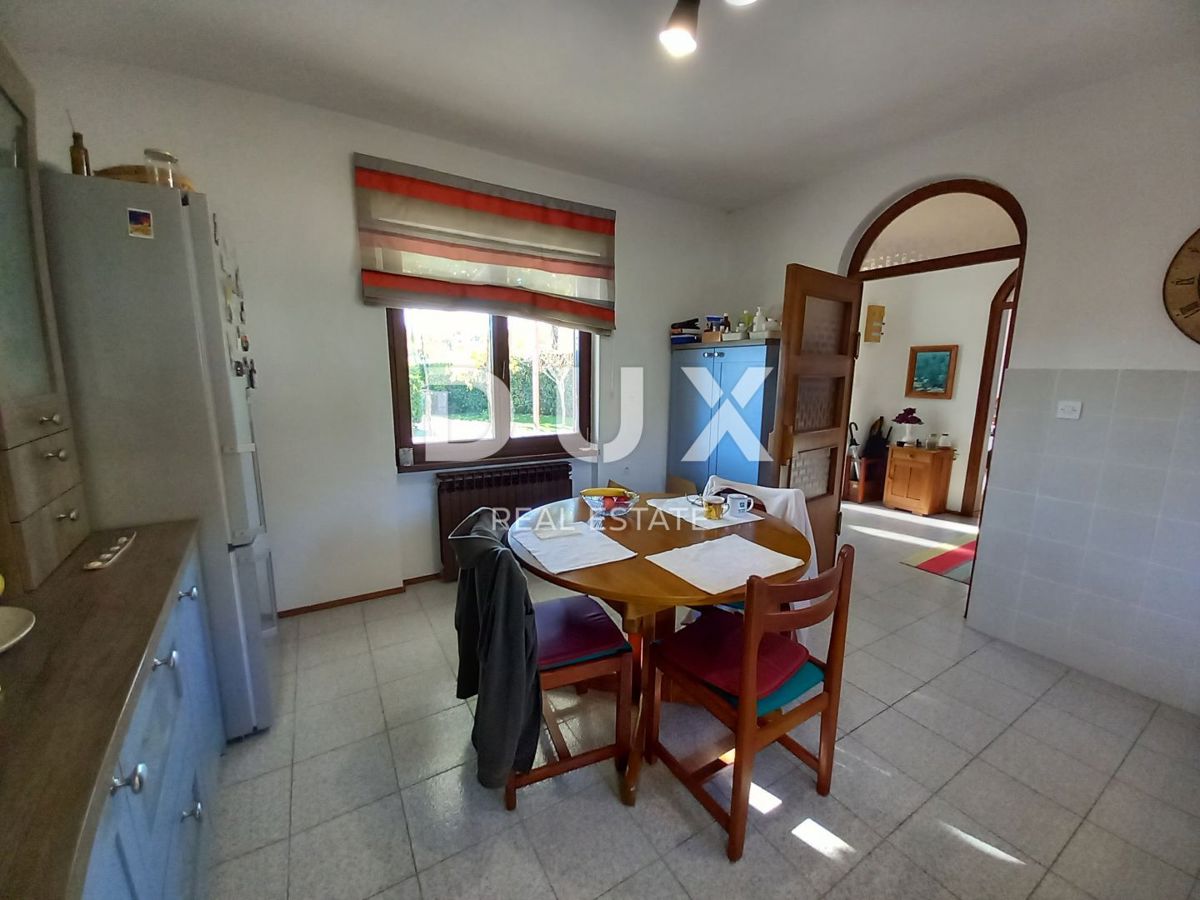 OPATIJA, MATULJI - družinska hiša s čudovitim vrtom nad centrom Opatije, pogled na morje, odlična lokacija