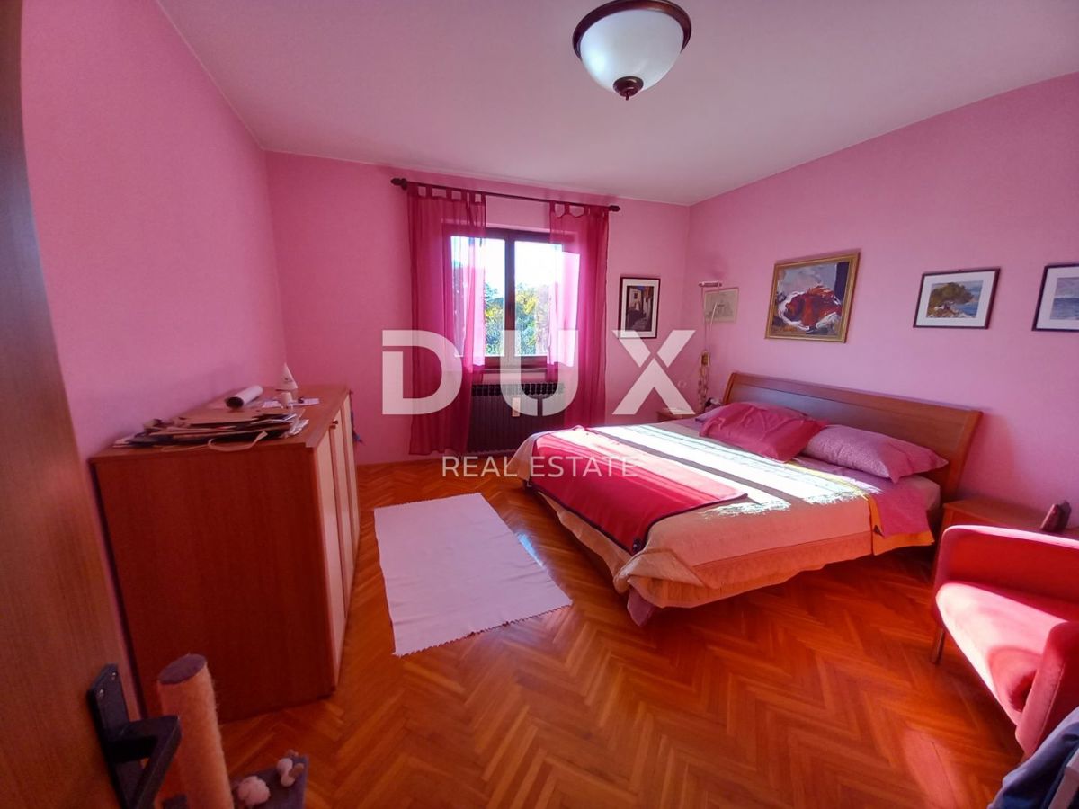 OPATIJA, MATULJI - družinska hiša s čudovitim vrtom nad centrom Opatije, pogled na morje, odlična lokacija