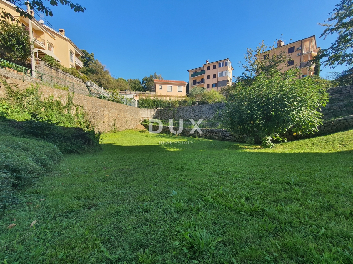 OPATIJA, MATULJI - družinska hiša s čudovitim vrtom nad centrom Opatije, pogled na morje, odlična lokacija