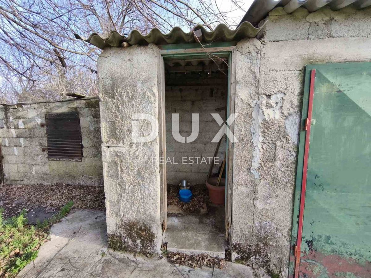 ISTRA, BARBAN – HIŠA S POMOŽNIM OBJEKTOM IN PROSTORNIM ZEMLJIŠČEM V MIRNIH ŠAJINAH