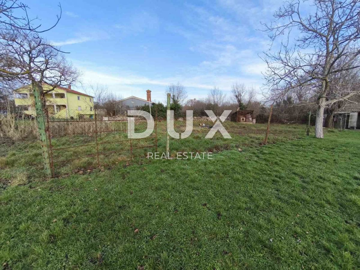 ISTRA, BARBAN – HIŠA S POMOŽNIM OBJEKTOM IN PROSTORNIM ZEMLJIŠČEM V MIRNIH ŠAJINAH