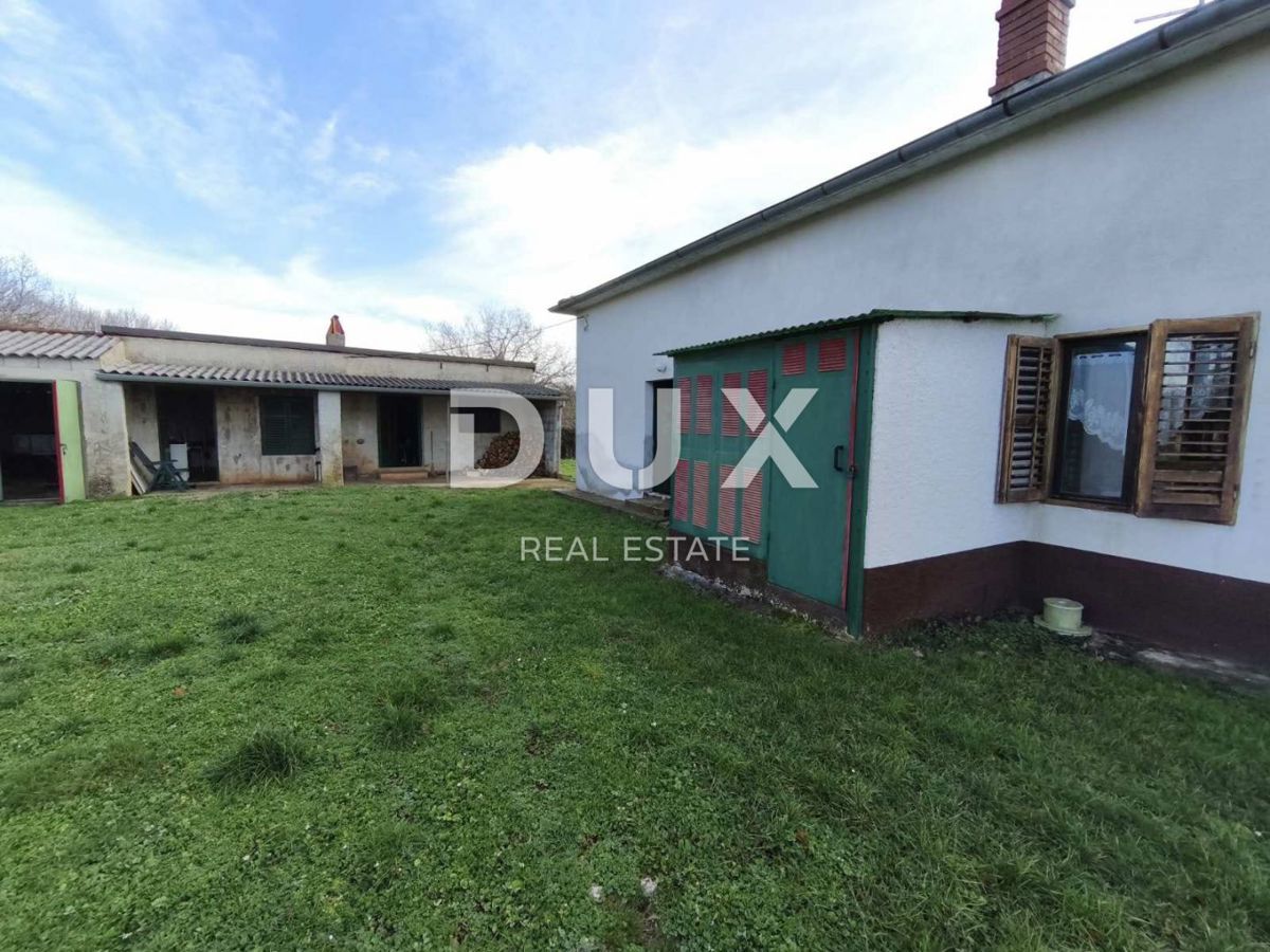 ISTRA, BARBAN – HIŠA S POMOŽNIM OBJEKTOM IN PROSTORNIM ZEMLJIŠČEM V MIRNIH ŠAJINAH