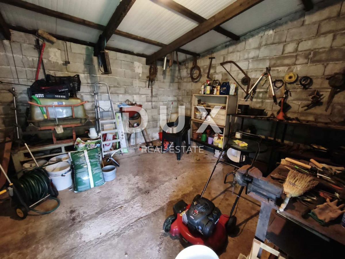 ISTRA, BARBAN – HIŠA S POMOŽNIM OBJEKTOM IN PROSTORNIM ZEMLJIŠČEM V MIRNIH ŠAJINAH