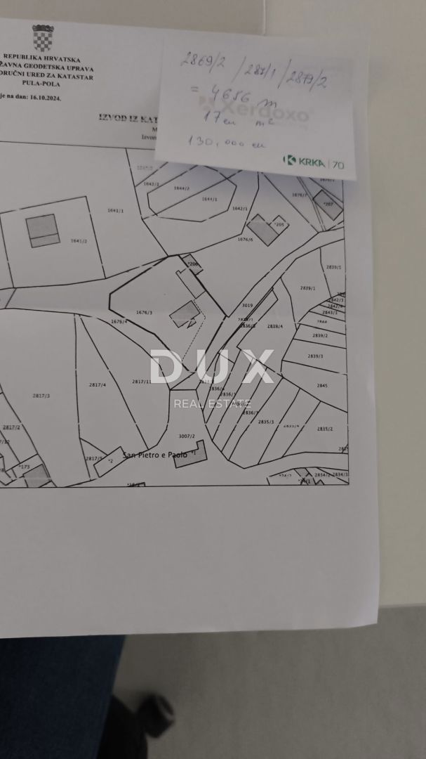 ISTRA, BARBAN – HIŠA S POMOŽNIM OBJEKTOM IN PROSTORNIM ZEMLJIŠČEM V MIRNIH ŠAJINAH