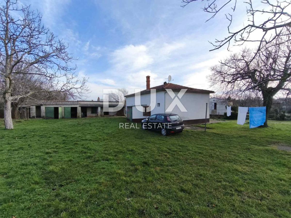 ISTRA, BARBAN – HIŠA S POMOŽNIM OBJEKTOM IN PROSTORNIM ZEMLJIŠČEM V MIRNIH ŠAJINAH