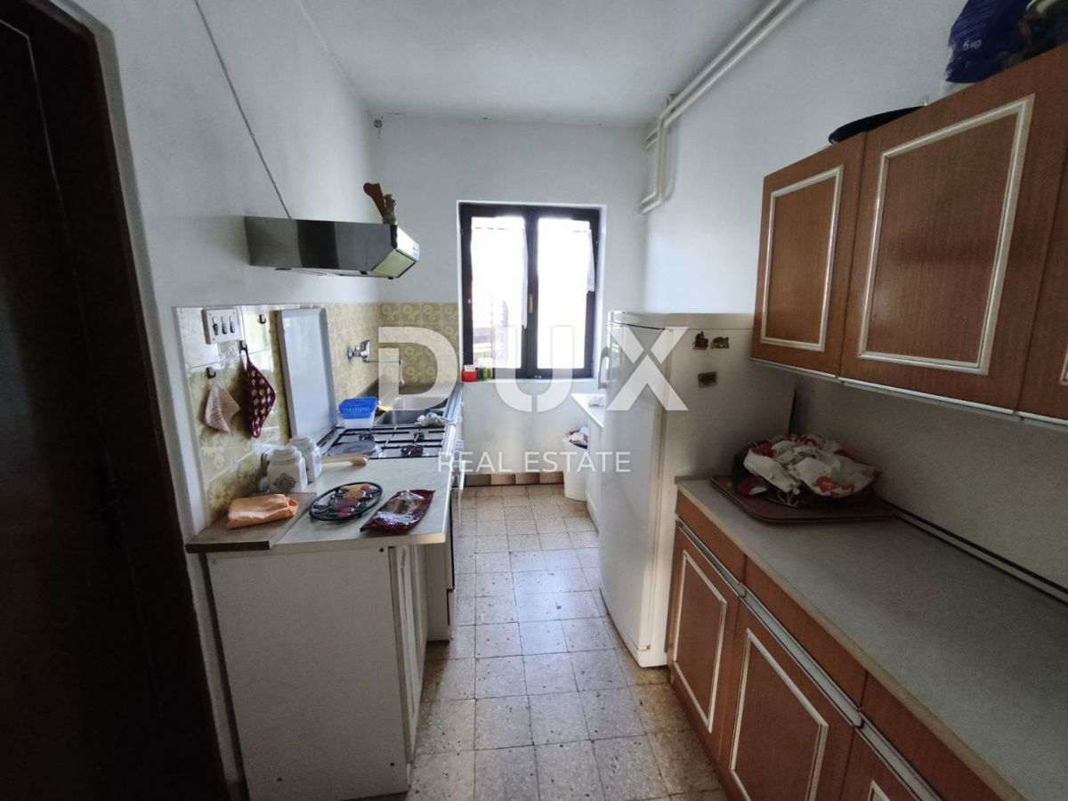 ISTRA, BARBAN – HIŠA S POMOŽNIM OBJEKTOM IN PROSTORNIM ZEMLJIŠČEM V MIRNIH ŠAJINAH