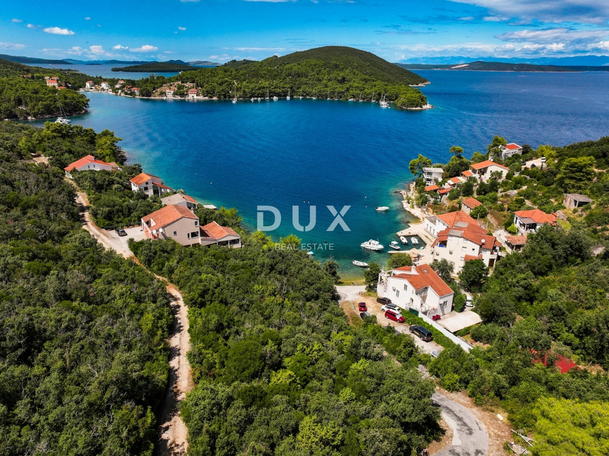 DUGI OTOK - gradbeno zemljišče prva vrsta do morja