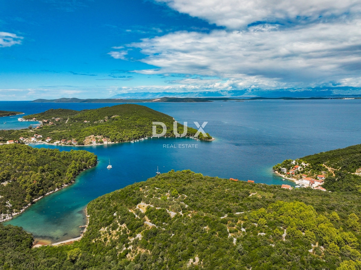 DUGI OTOK - gradbeno zemljišče prva vrsta do morja