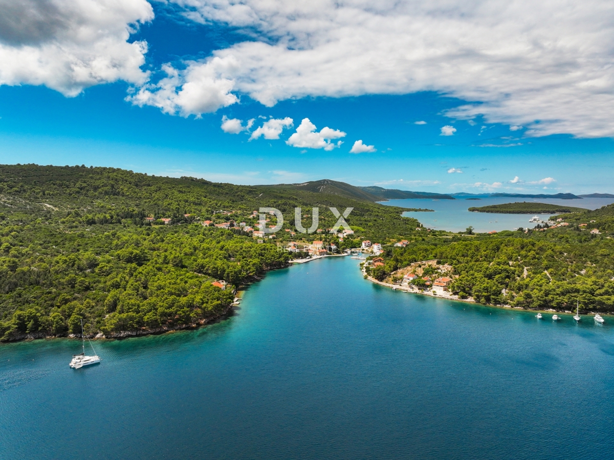 DUGI OTOK - gradbeno zemljišče prva vrsta do morja