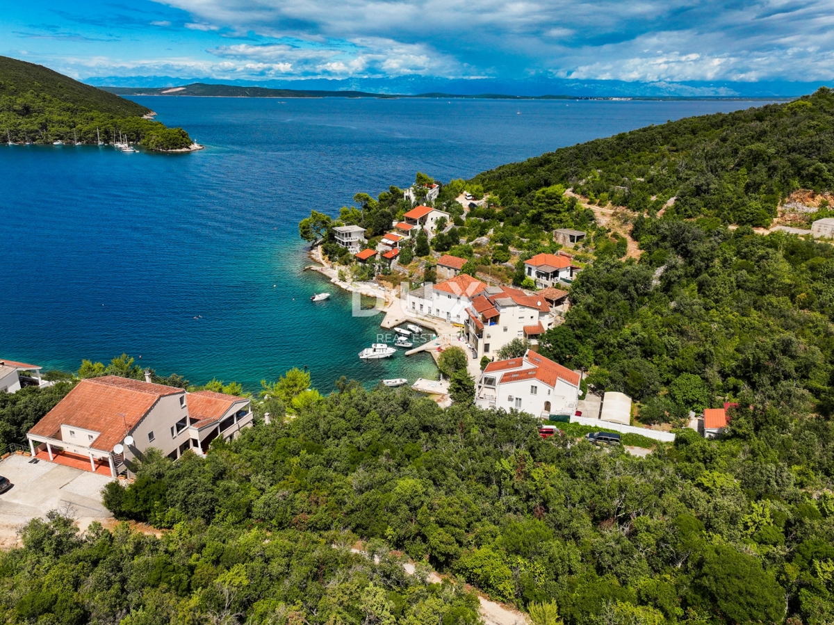 DUGI OTOK - gradbeno zemljišče prva vrsta do morja