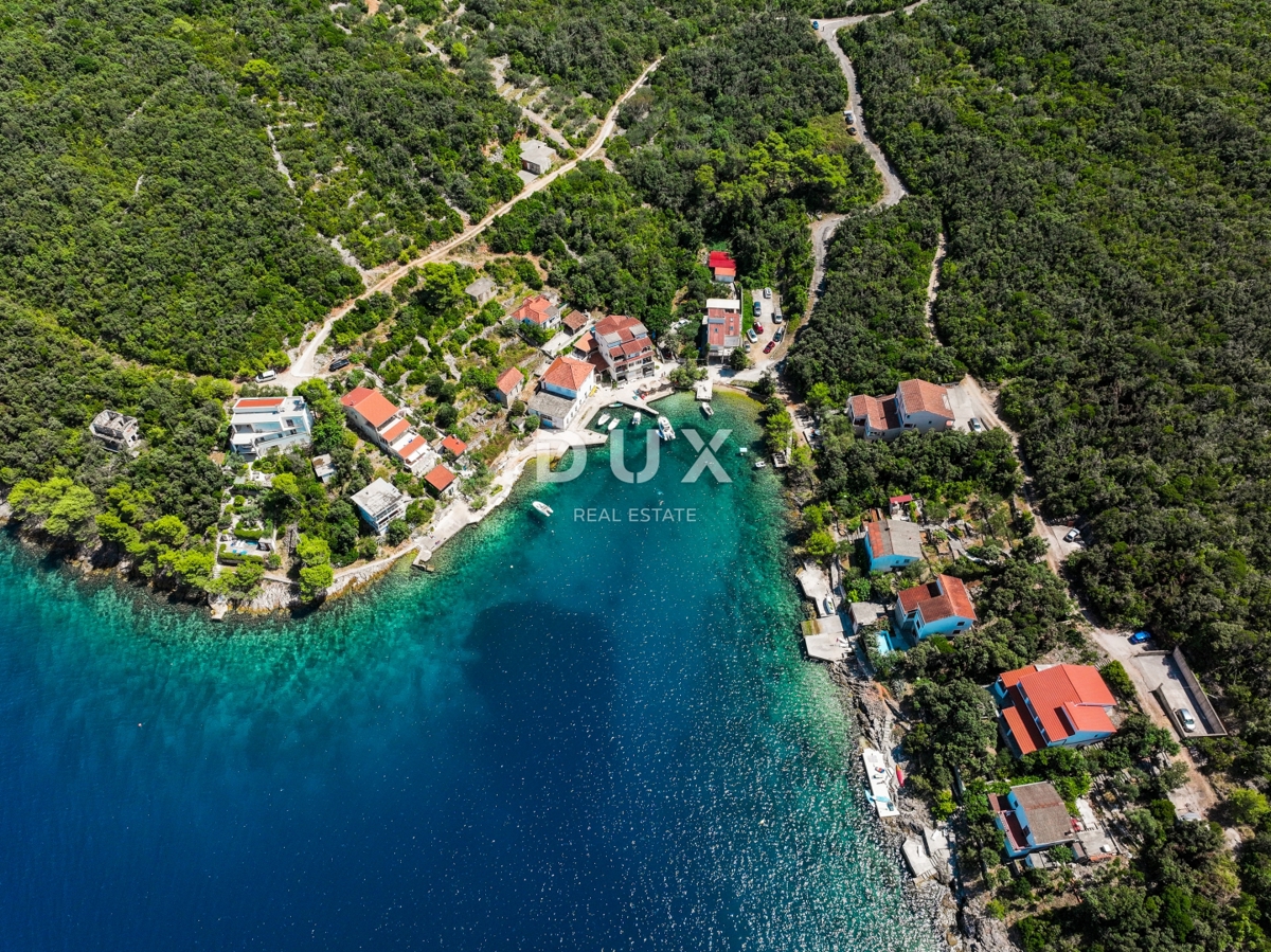 DUGI OTOK - gradbeno zemljišče prva vrsta do morja