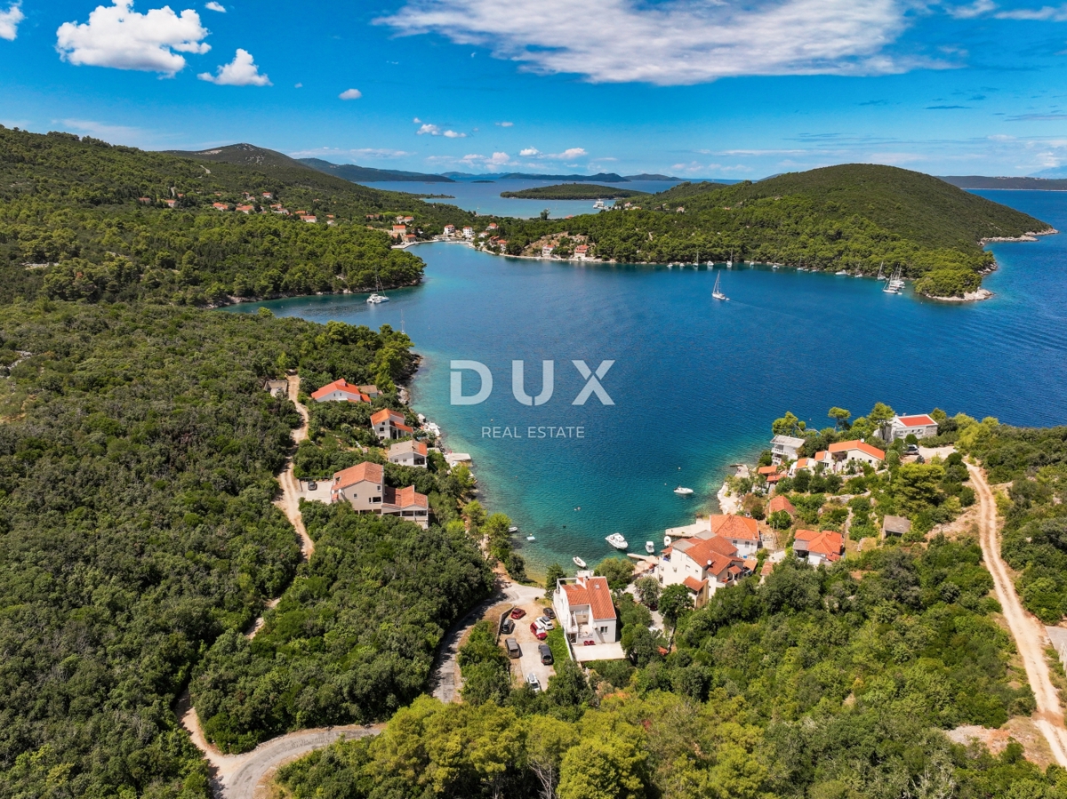 DUGI OTOK - gradbeno zemljišče prva vrsta do morja