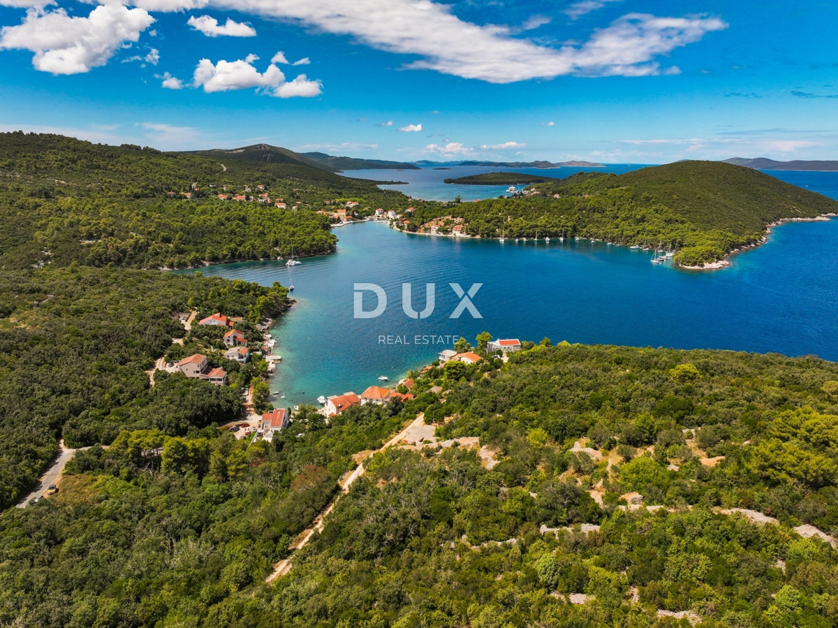 DUGI OTOK - gradbeno zemljišče prva vrsta do morja