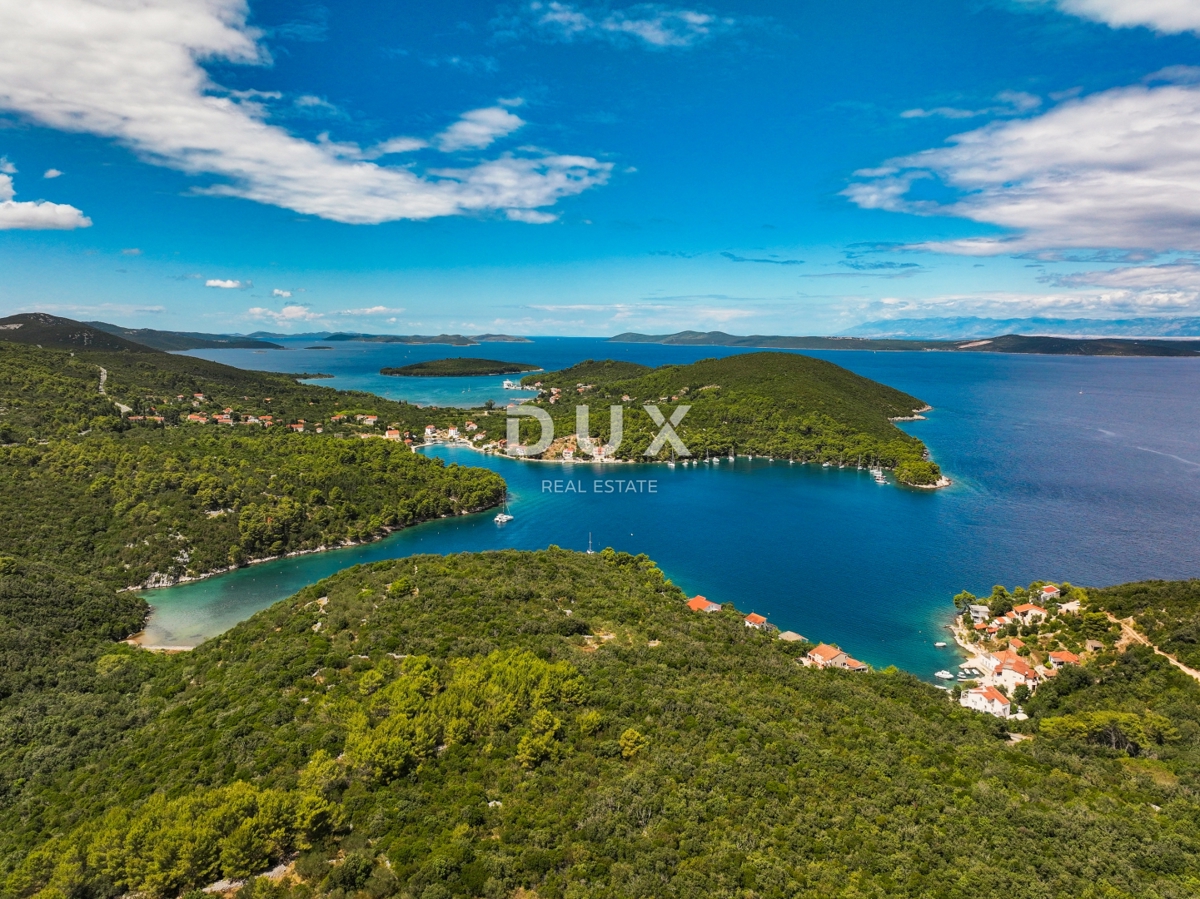 DUGI OTOK - gradbeno zemljišče prva vrsta do morja
