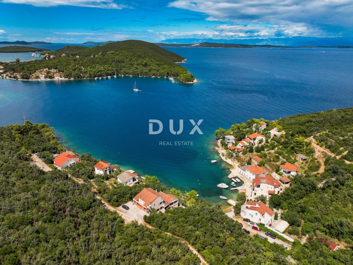 DUGI OTOK - gradbeno zemljišče prva vrsta do morja