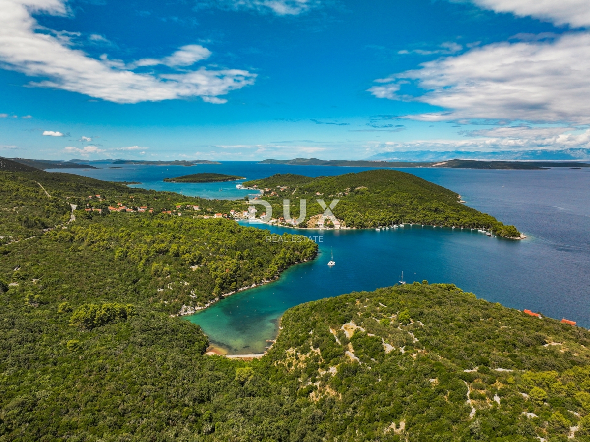 DUGI OTOK - gradbeno zemljišče prva vrsta do morja