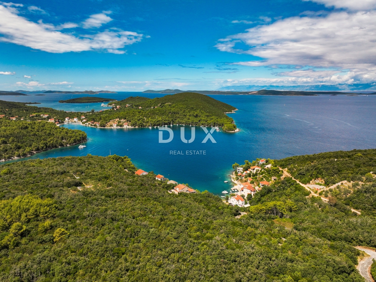 DUGI OTOK - gradbeno zemljišče prva vrsta do morja